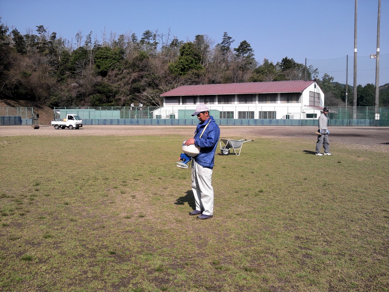 大学野球グラウンド芝管理